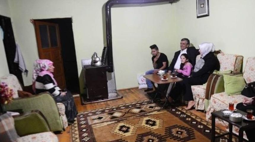 Vali Ve Eşinden Aile Ziyareti