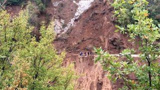 Bartın'da Heyelan Ilçe Yolunu Ulaşıma Kapattı