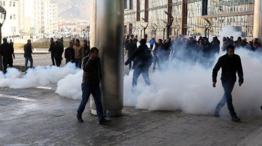 Bekir Kaya&rsquo;nın G&ouml;zaltına Alınması Protesto Eden Belediye &Ccedil;alışanlarına M&uuml;dahale