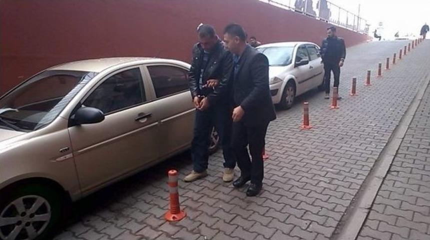 Kayseri Adliyesi &Ouml;n&uuml;ndeki Kavgada G&ouml;zaltına Alınan 3 Kişi Adliyeye Sevk Edildi