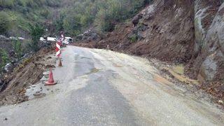 Bartın Kurucaşile Yolu Heyelan Nedeniyle Kapandı