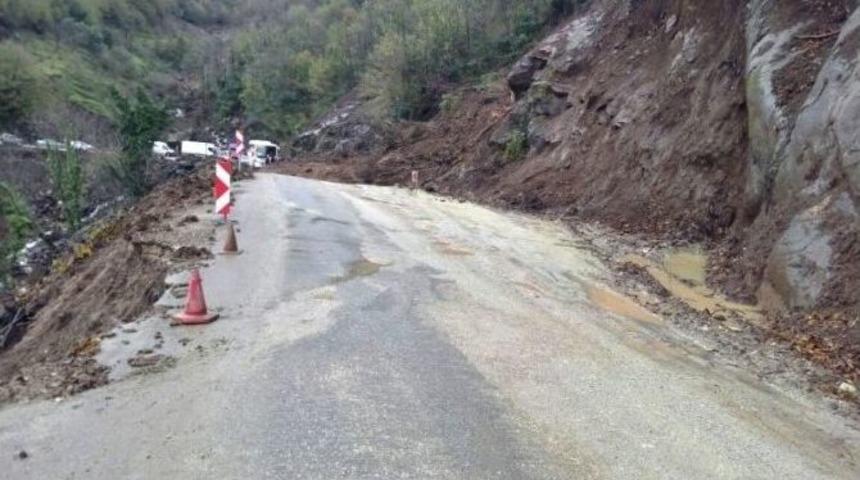 Bartın Kurucaşile Yolu Heyelan Nedeniyle Kapandı