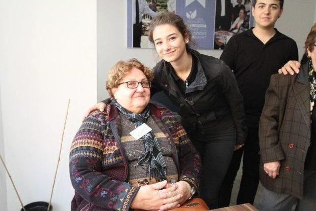 Lise Öğrencileri Ata Evi Sakinlerini Duygulandırdı