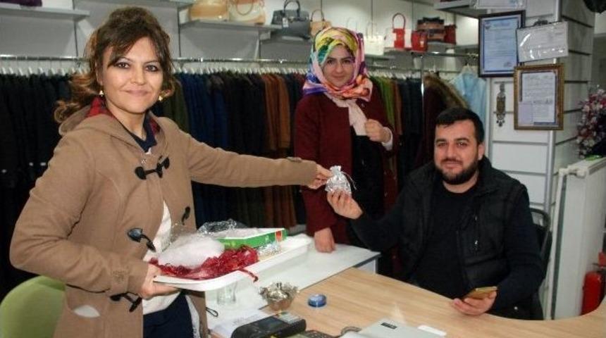 Komşularına K&uuml;l Dağıttı