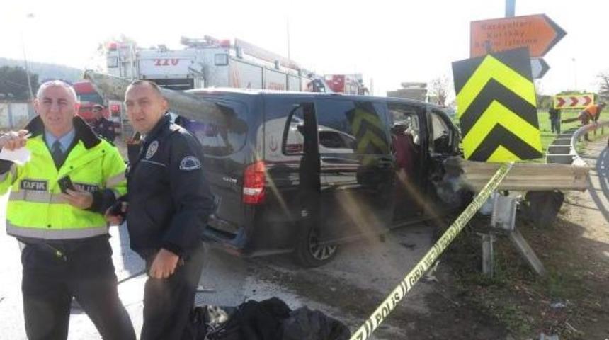 Bariyer Minib&uuml;se Ok Gibi Saplandı; 1 &Ouml;l&uuml; 5 Yaralı (1)