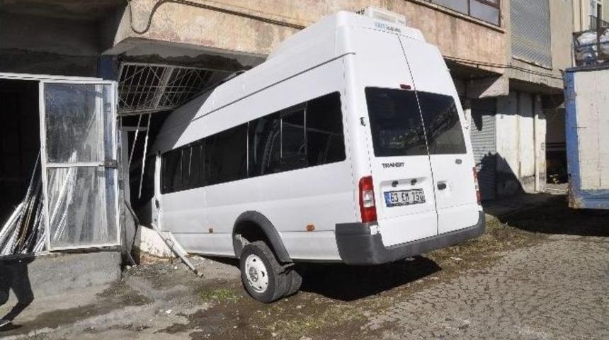 Şof&ouml;r Fren Yerine Gaza Basınca Minib&uuml;s İş Yerine Daldı