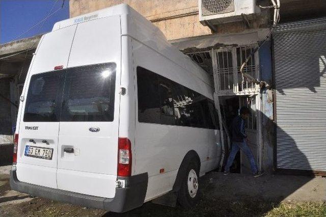 Şoför Fren Yerine Gaza Basınca Minibüs İş Yerine Daldı