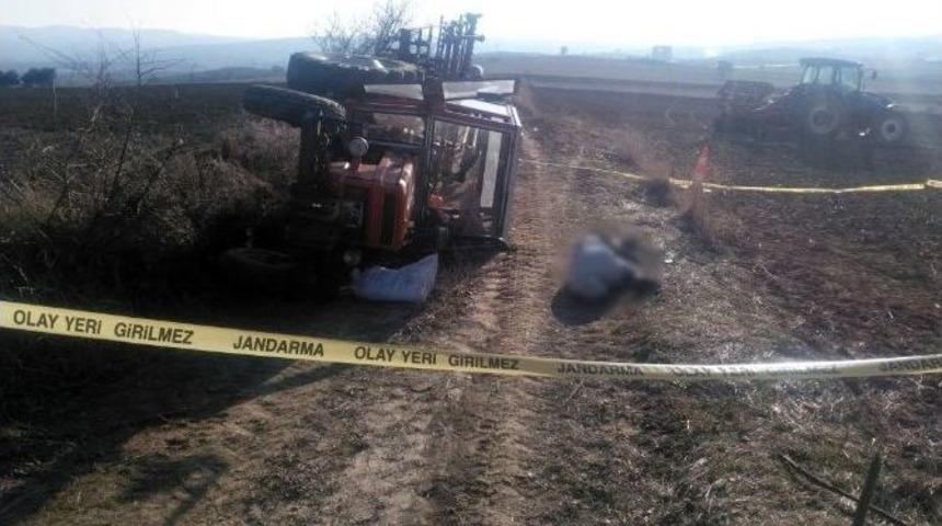 Devrilen Trakt&ouml;r&uuml;n Yanında &Ouml;l&uuml; Bulundu