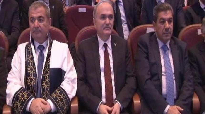 Bakan &Ouml;zl&uuml;: Soru Soran Gen&ccedil;ler, Aklını Kimseye Ipotek Etmez