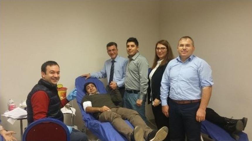 Sağlık &Ccedil;alışanlarından Kızılay&rsquo;a Kan Bağışı