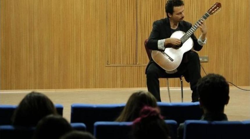 Kb&uuml;&rsquo;de &ldquo;gitar Resitali Ve Ustalık Sınıfı&rdquo; Etkinliği D&uuml;zenlendi