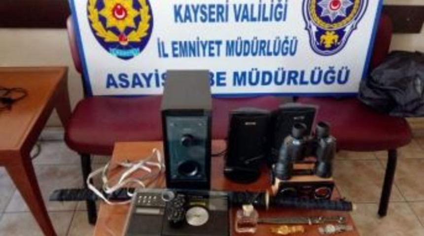 Ev Fareleri &Ccedil;atıda Su&ccedil;&uuml;st&uuml; Yakalandı