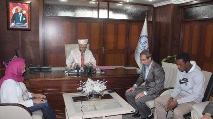 M&uuml;sl&uuml;man Oldu, 'makyaj Yapabilir Miyim?' Diye Sordu