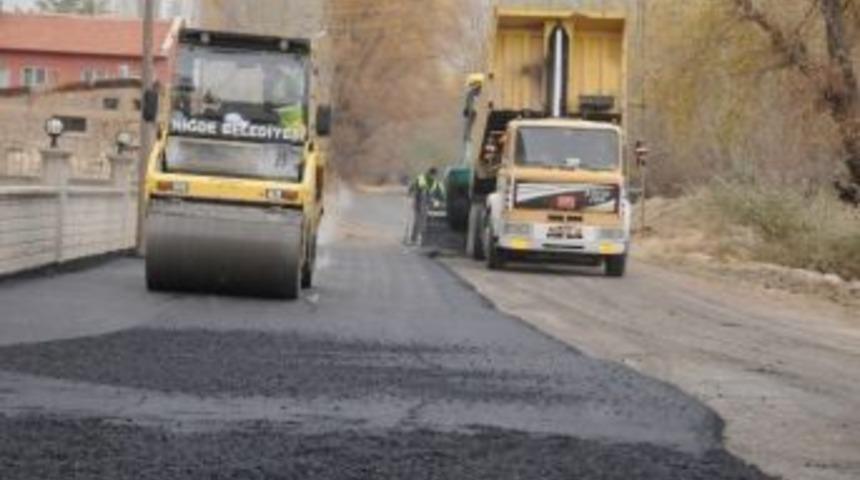 Niğde Efendibey Mahallesi&rsquo;nde Sıcak Asfalt &Ccedil;alışması Yapılıyor