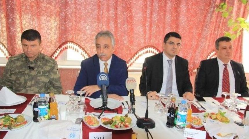 Vali Toprak, Aşiretlerin İleri Gelenleriyle Bir Araya Geldi