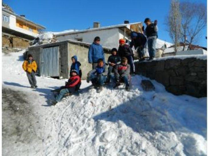 Kar Tatilini Fırsat Bilen Çocuklar Kızak Kayarak Eğlendi