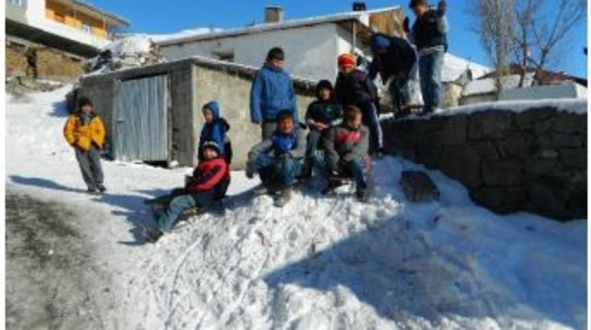 Kar Tatilini Fırsat Bilen &Ccedil;ocuklar Kızak Kayarak Eğlendi