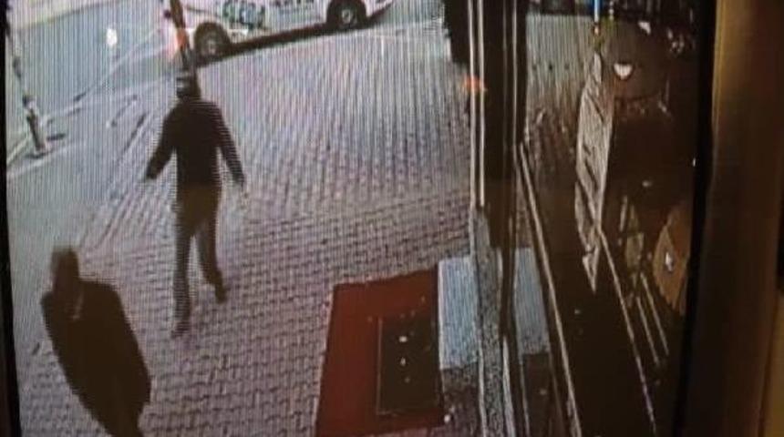 Esenyurt'taki Silahlı Saldırı G&uuml;venlik Kamerasında: 1'i Ağır 3 Yaralı