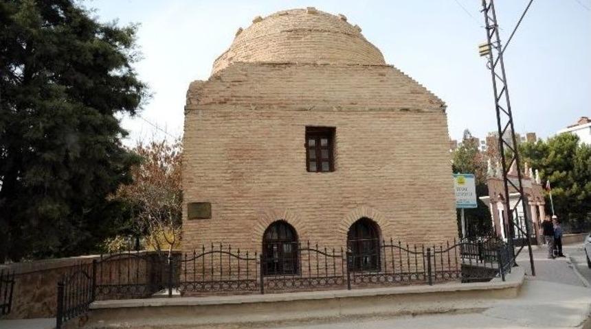 Tarihi T&uuml;rbelerde Temizlik Ve Bakım Yapılıyor