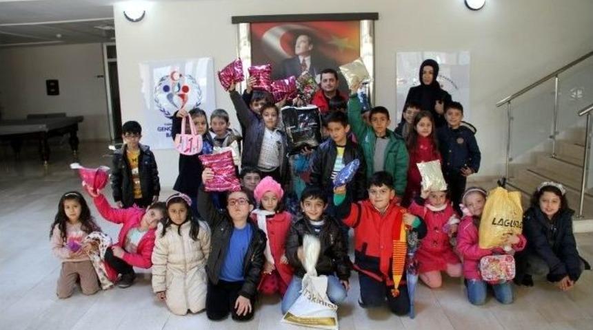 Minik &Ouml;ğrencilerden İhtiya&ccedil;lı Kardeşlerine Atkı Ve Bere Hediyesi