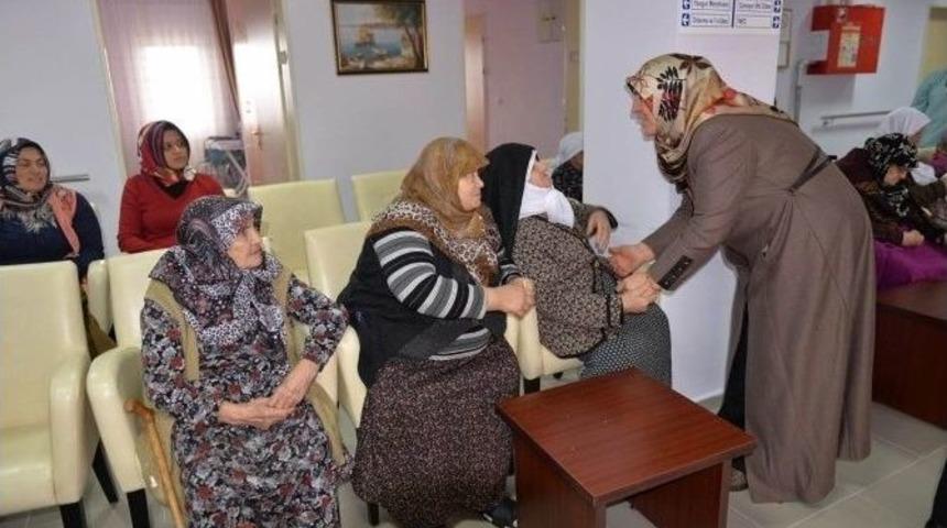 M&uuml;nevver Nayir Ve Aysel Sara&ccedil;oğlu, Huzurevi Sakinleriyle Buluştu