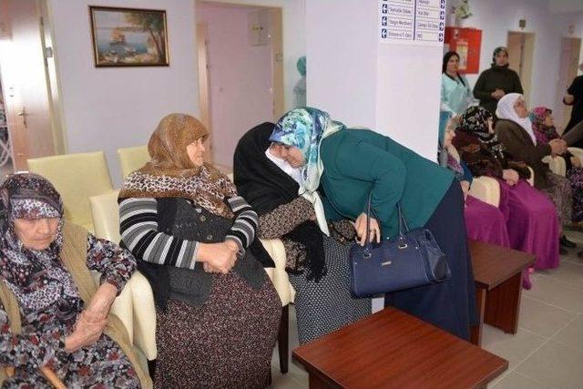 M&uuml;nevver Nayir Ve Aysel Sara&ccedil;oğlu, Huzurevi Sakinleriyle Buluştu 1