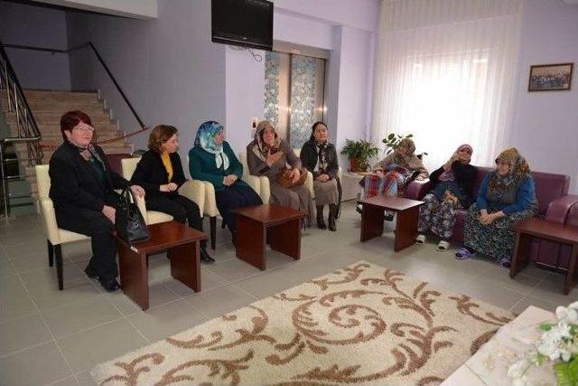 M&uuml;nevver Nayir Ve Aysel Sara&ccedil;oğlu, Huzurevi Sakinleriyle Buluştu 2
