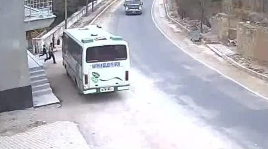 7 Yaşındaki &Ccedil;ocuk Kamyonetin Altından Sağ &Ccedil;ıktı