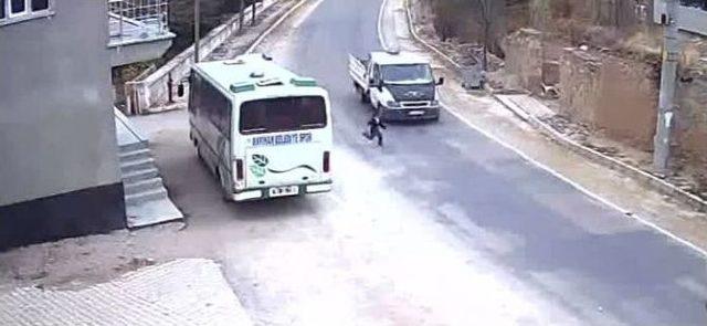 7 Yaşındaki &Ccedil;ocuk Kamyonetin Altından Sağ &Ccedil;ıktı 1