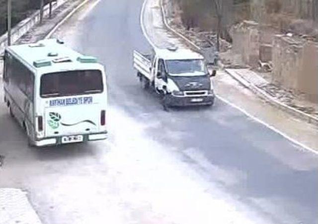 7 Yaşındaki &Ccedil;ocuk Kamyonetin Altından Sağ &Ccedil;ıktı 2