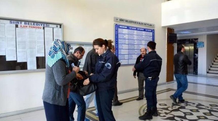 Siirt'te Belediye Başkanlığına Kayyum Olarak Atanan Vali Yardımcısı G&ouml;reve Başladı (2)