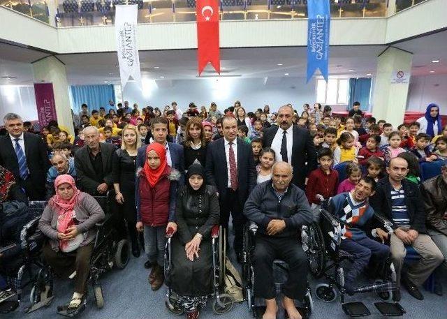 Okul Harçlıklarıyla Engellilere Tekerlekli Sandalye Aldılar