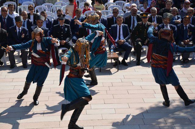 Şehitler anıtı önündeki kurtuluş günü etkinliğinde 'Erik Dalı' krizi