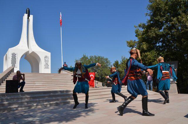 Şehitler anıtı önündeki kurtuluş günü etkinliğinde 'Erik Dalı' krizi