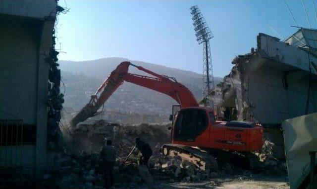 Bursa Atatürk Stadyumu’Nun Yıkımına Başlandı