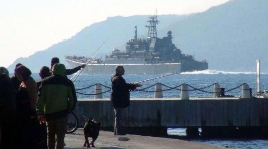 Rus Savaş Gemisi &Ccedil;anakkale Boğazı'ndan Ge&ccedil;ti