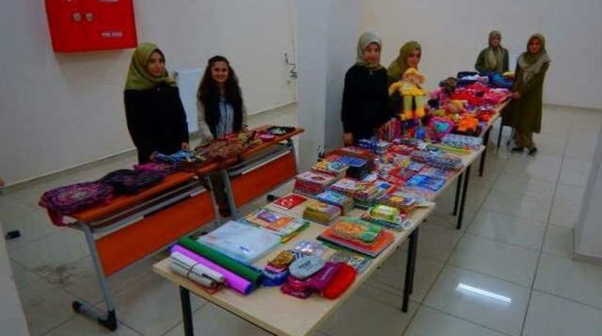 Kız Anadolu İmam Hatip Lisesi&rsquo;nden Kardeş Okula Kırtasiye Yardımı