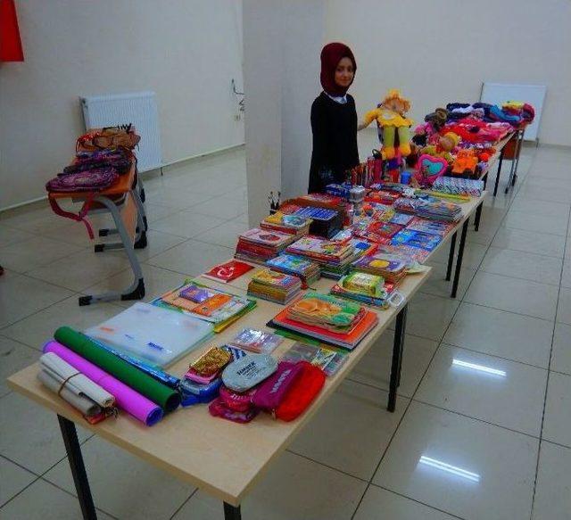 Kız Anadolu İmam Hatip Lisesi’nden Kardeş Okula Kırtasiye Yardımı