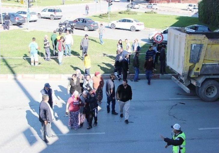 Kamyonun Altında Kalan Elektrikli Bisiklet Sürücüsü Öldü G2