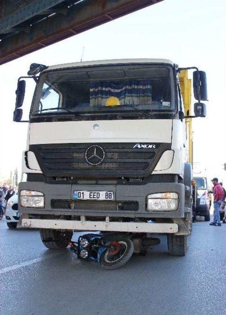 Kamyonun Altında Kalan Elektrikli Bisiklet Sürücüsü Öldü G3