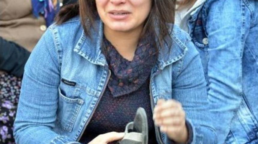 Hafriyat Kamyonu Ezdi, Oğlu Cesedine, Kızı Da Terliğine Sarılıp G&ouml;zyaşı D&ouml;kt&uuml;