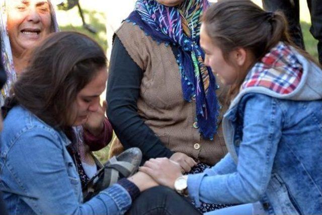 Hafriyat Kamyonu Ezdi, Oğlu Cesedine, Kızı Da Terliğine Sarılıp G&ouml;zyaşı D&ouml;kt&uuml; 1