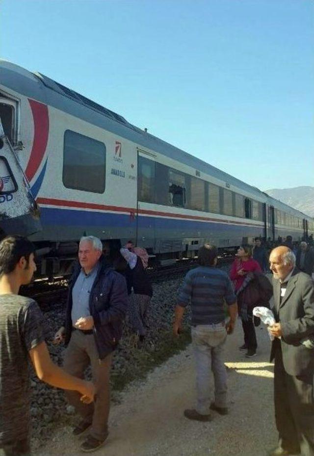 İzmir’de Feci Tren Kazası: 5 Yaralı