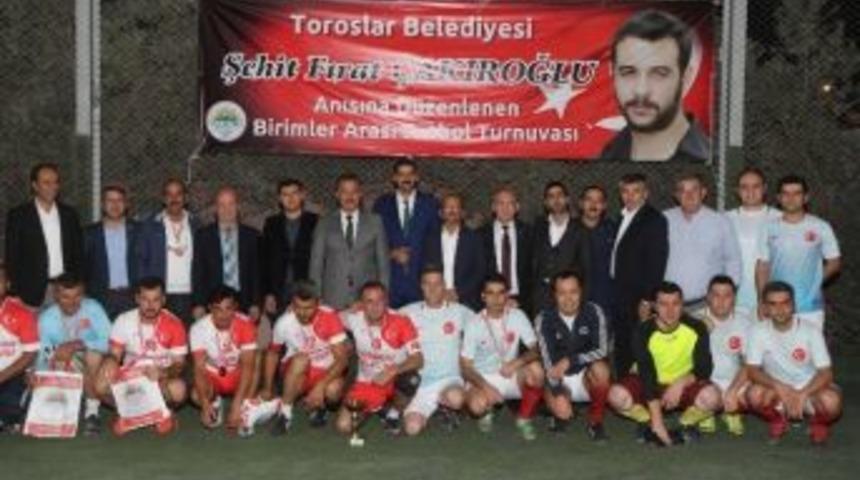 Toroslar Belediyesi&rsquo;nin Fırat &Ccedil;akıroğlu Anısına D&uuml;zenlediği Futbol Turnuvası Sona Erdi