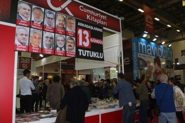 Sanatçılar, Tutuklu Yazarlara Destek Için Cumhuriyet Gazetesi Imzaladı