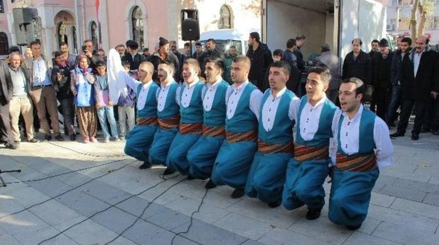 Elazığ&rsquo;da Mehter Takımı Ve Halk Oyunları G&ouml;sterisi Yapıldı