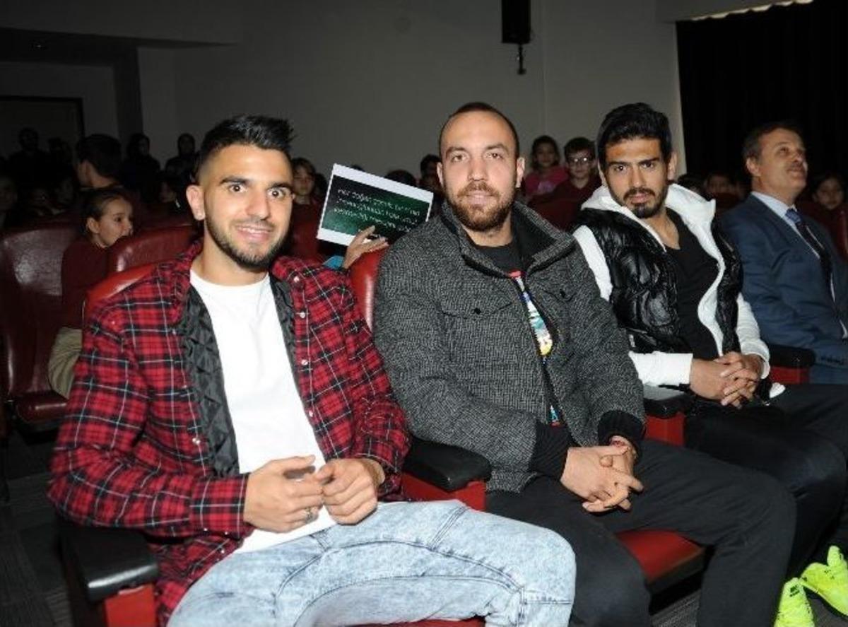 Bursasporlu Futbolcular &Ccedil;ocuklarla Buluştu