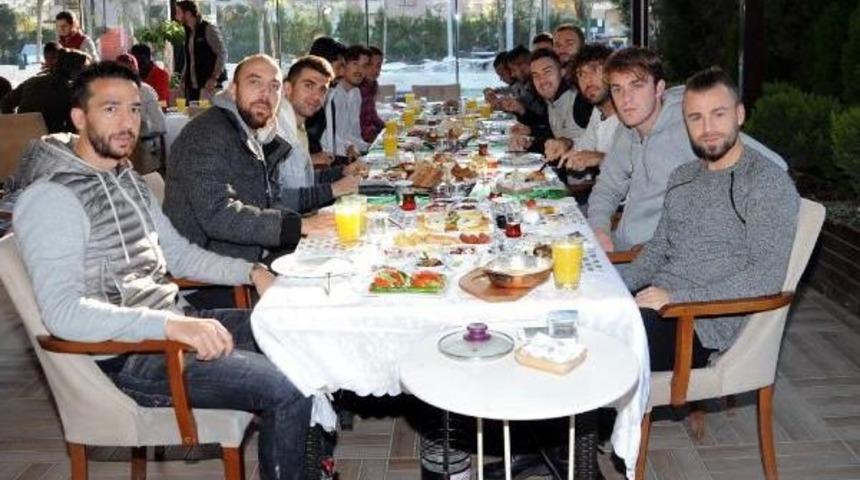 Bursaspor'da &Ouml;nce Kahvaltı Sonra Antrenman