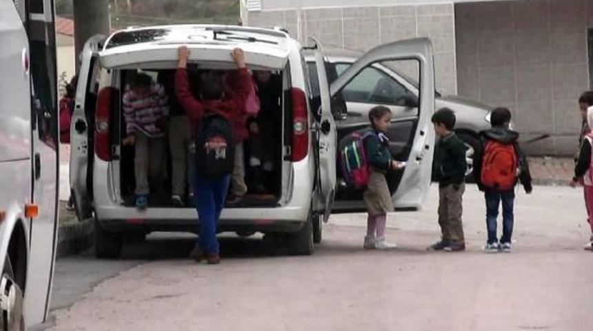 18 &Ouml;ğrenciyi Hafif Ticari Aracıyla Okula Taşıyan &Ouml;ğretmene Ceza