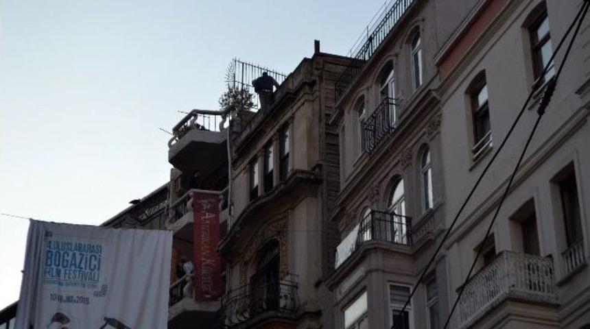 İstiklal Caddesi&rsquo;nde İntihar Girişimi